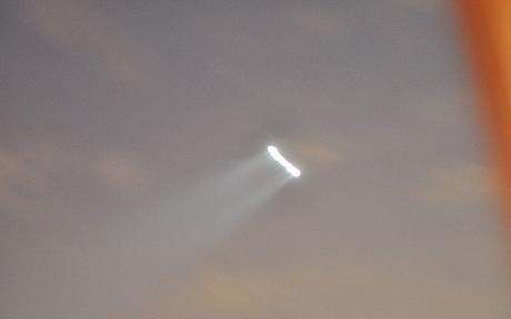 Cahaya Misterius di Langit Kota London (07 Apr 2009)