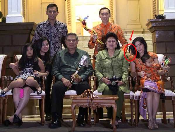 Penampakan Misterius Pada Foto Keluarga SBY di Malam Tahun Baru 2013