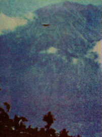 UFO di gunung Agung, Bali Dipotret tanggal 17 Agustus 1973 oleh seorang wisatwan Jepang Ryo Terumato