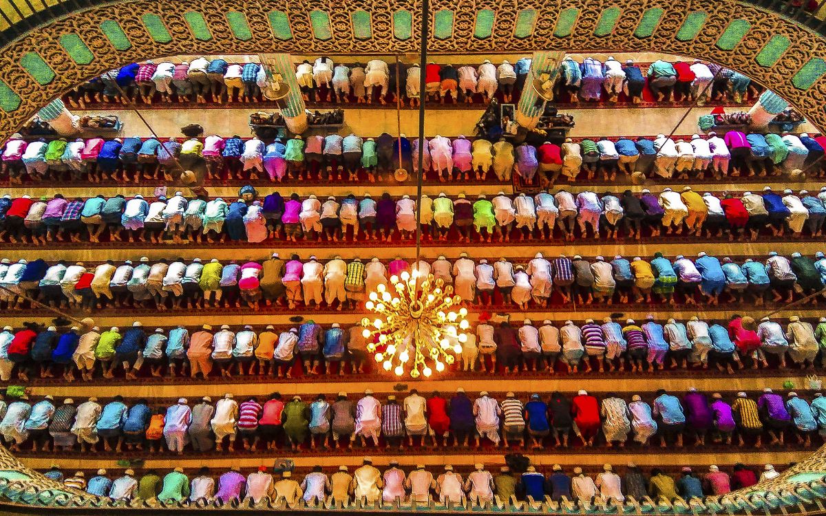 Jamaah shalat berjajar dari atas masjid, ibadah ritual yang rapi namun belum tentu mencegah perbuatan keji. Foto oleh Ehsanul Siddiq Aranya (CC BY-SA 4.0)