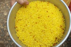 tradisi beras kuning